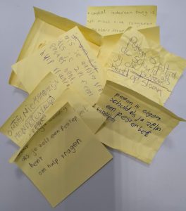 Post-Its gebruikt in een les over sociale veiligheid